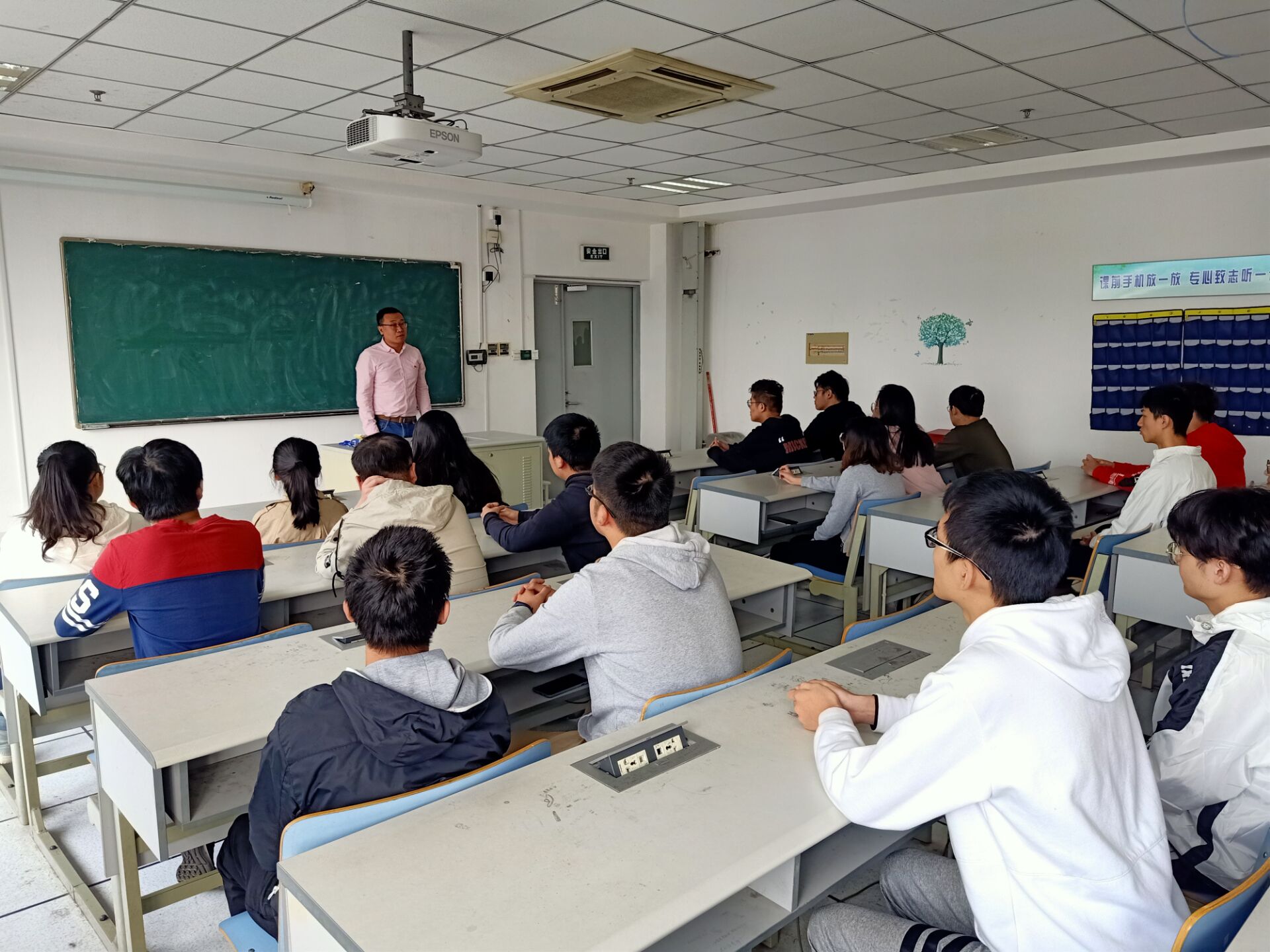 1577428185.jpg 2019-10-18-班会1.jpg